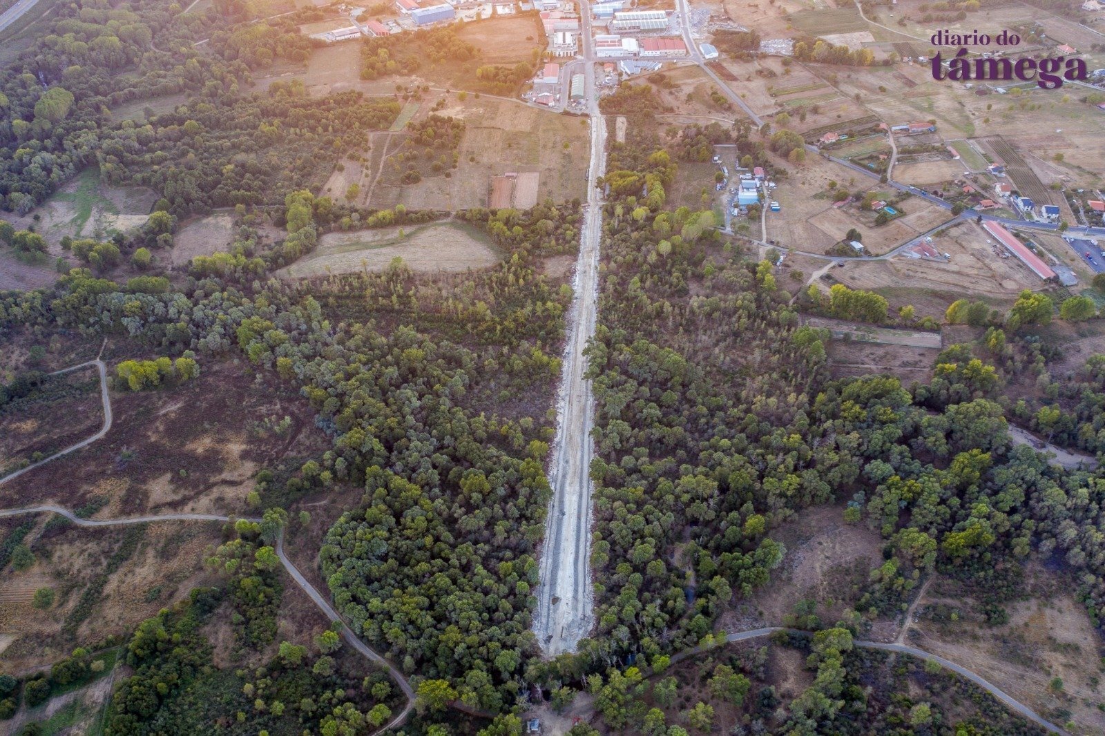 Vista aérea da comunicación entre o polígono de Pazos e Queizás.