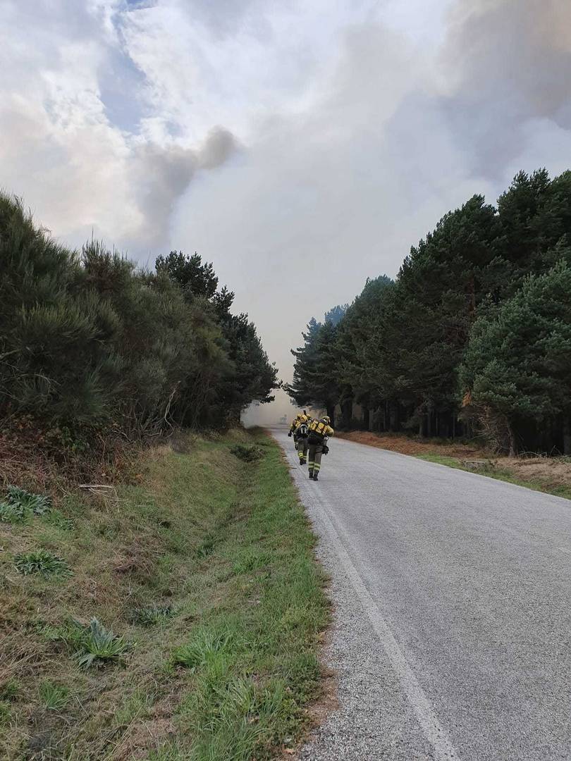 Un grupo de bombeiros forestais diríxense cara as lapas. | FOTO: A. V.