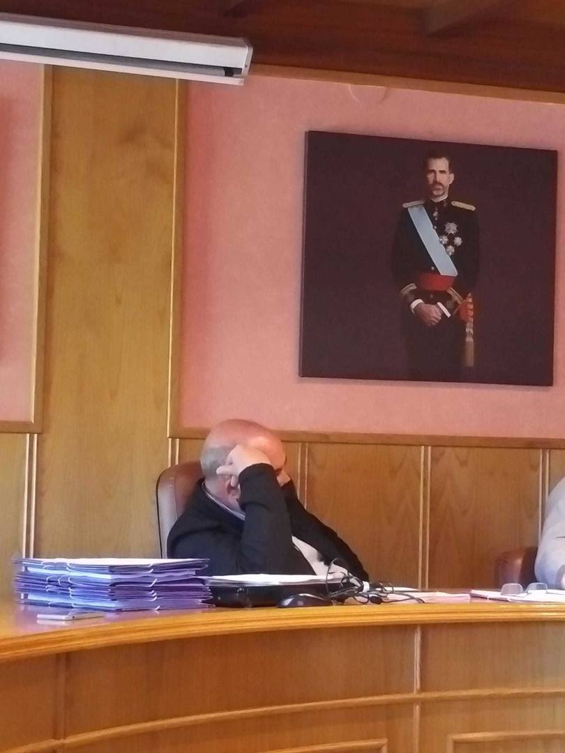 José Ramón Barreal Novo, el alcalde de Laza, aguantando estoicamente las peroratas de su contrincante dialéctico. | FOTO: Xosé Lois Colmenero.
