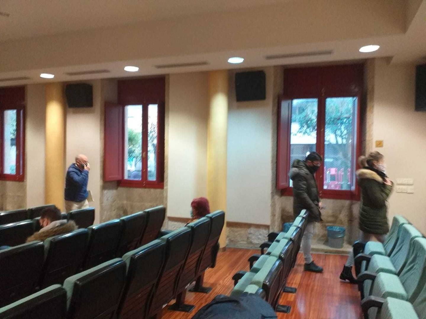 Momento no que os edís do Partido Popular abandonan a sesión plenaria. | FOTO: Xosé Lois Colmenero.
