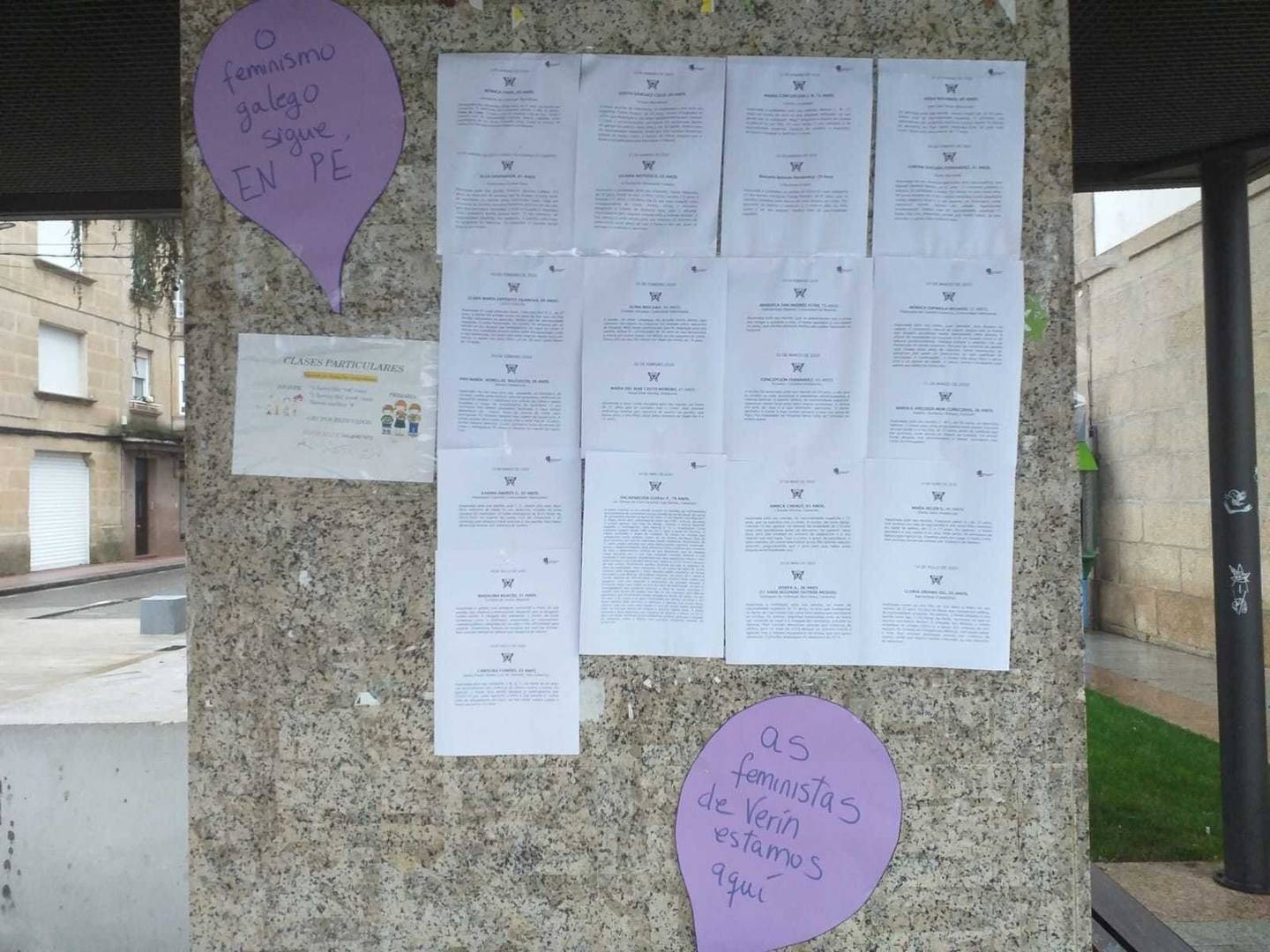 En los muros próximos al Concello de Verín se recordaron a las víctimas mortales de este 2020. | FOTO: Xosé Lois Colmenero.