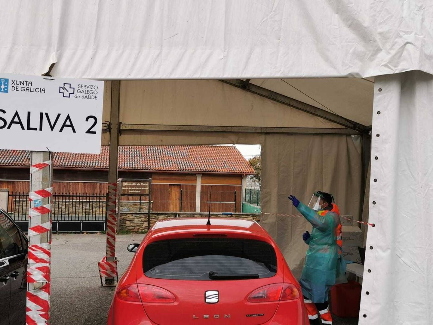 Recollida de mostras no toural de Verín. | FOTO: Xosé Lois Colmenero.