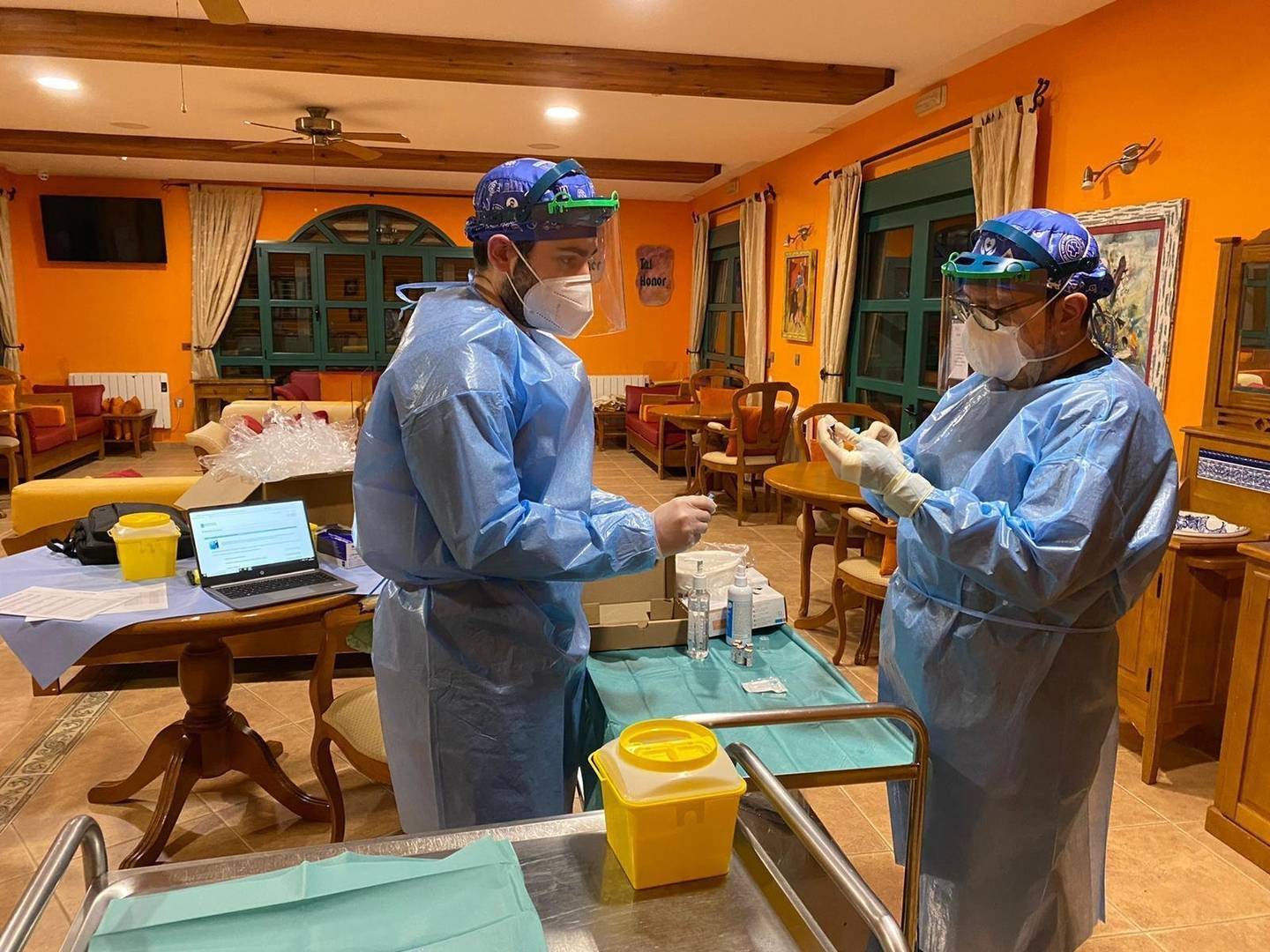 Alberto y Luis Enrique, preparando las dosis de la vacuna en la residencia Montebarrio.