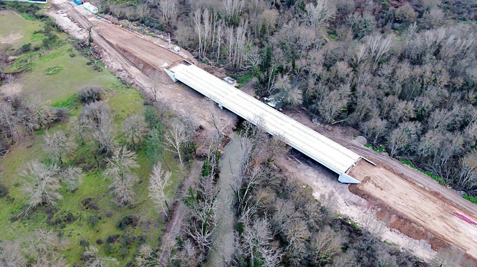 Estado de las obras del puente sobre el Támega en Queizás.