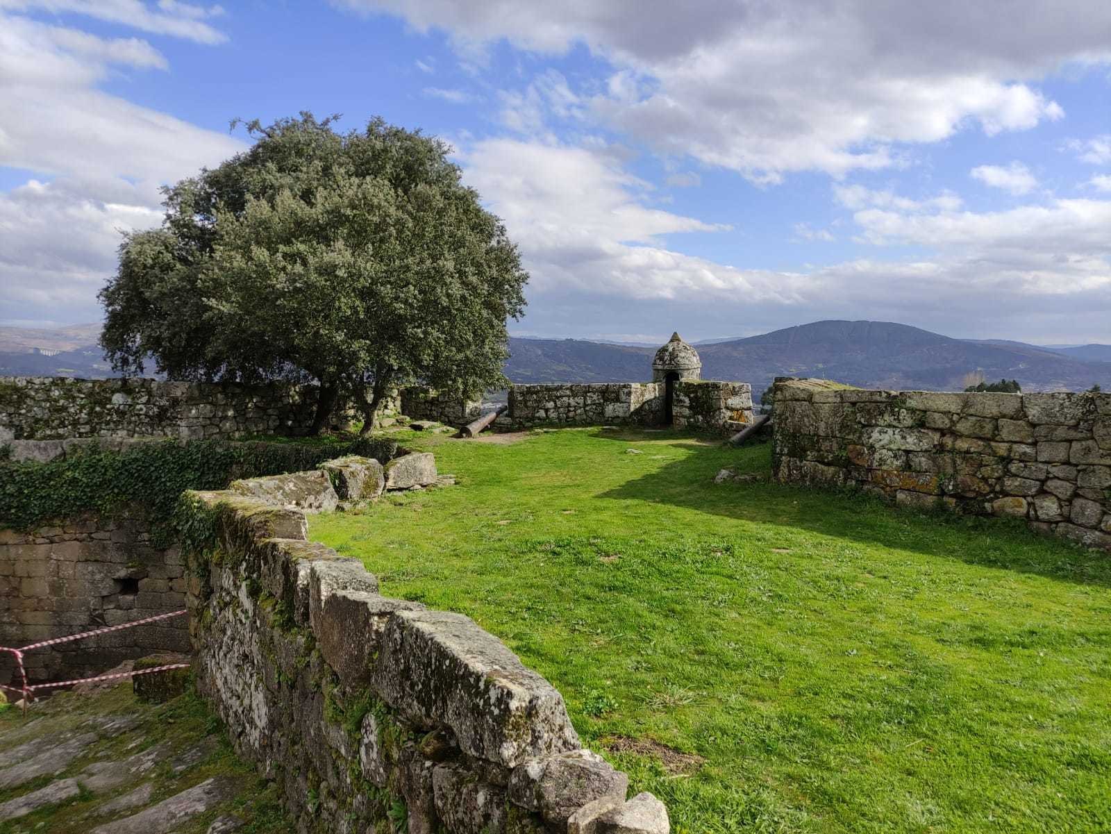 Castelo de Monterrei, bolas de canón, arqueoloxía