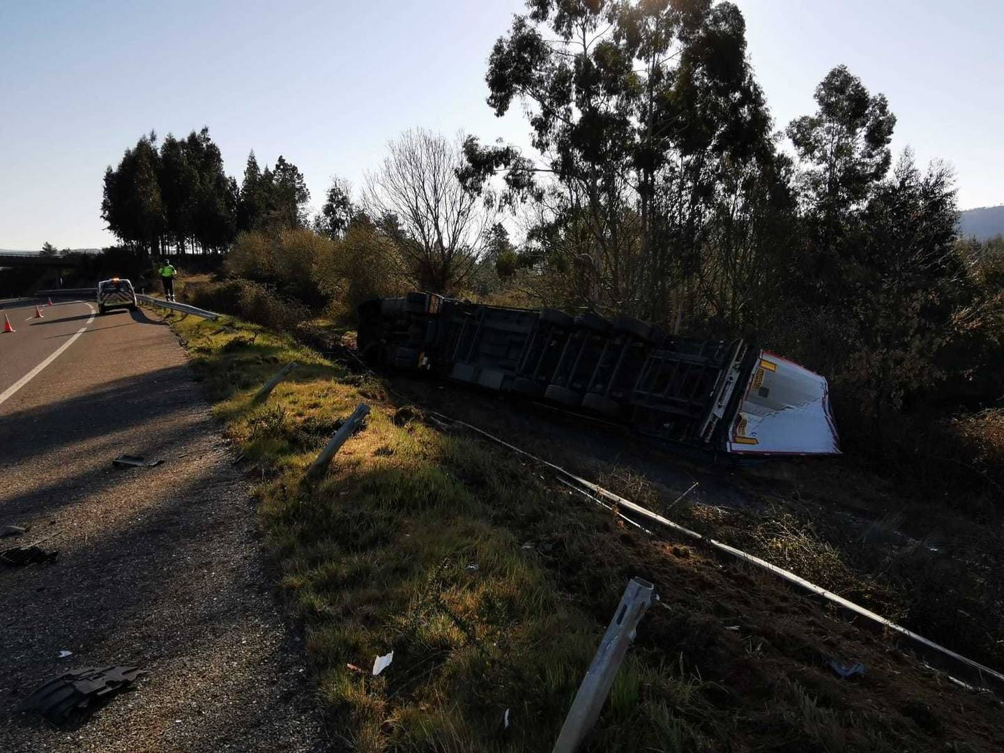 Tráiler volcado no lateral da A-52