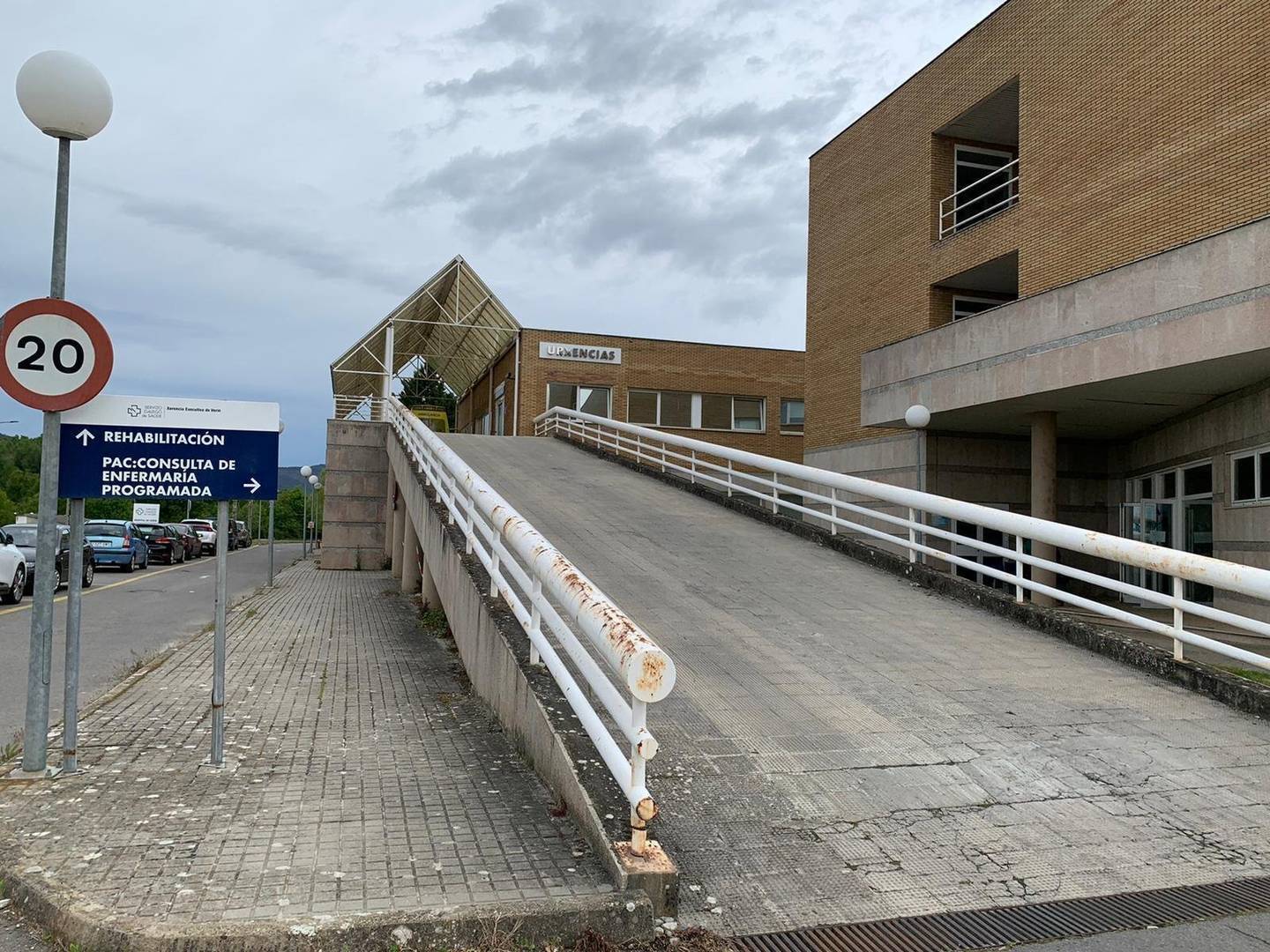 A rampa de acceso ás urxencis do hospital de Verín. | FOTO: M. D.