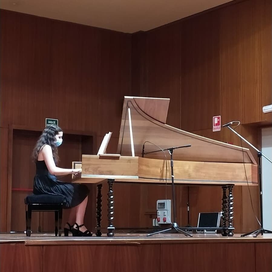 Alicia G. Ceballos tocando o clavicémbalo. | FOTO: Cedida