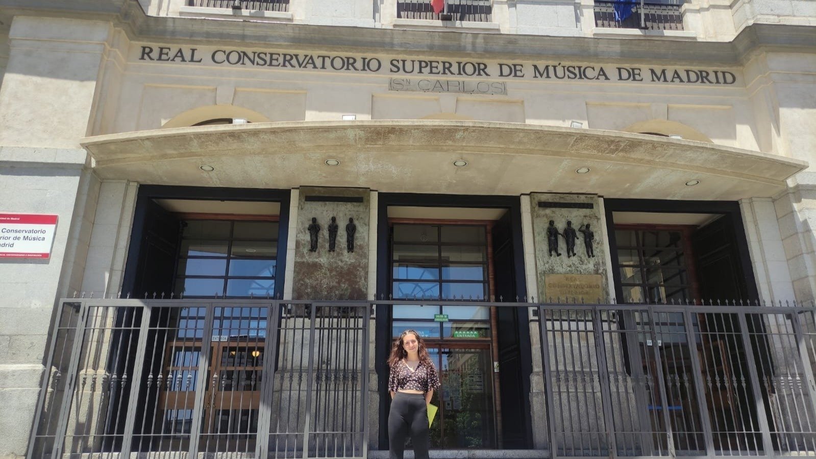 Alicia G. Ceballos, ás portas do Real Conservatorio de Música de Madrid, onde recentemente foi admitida. | FOTO: Cedida