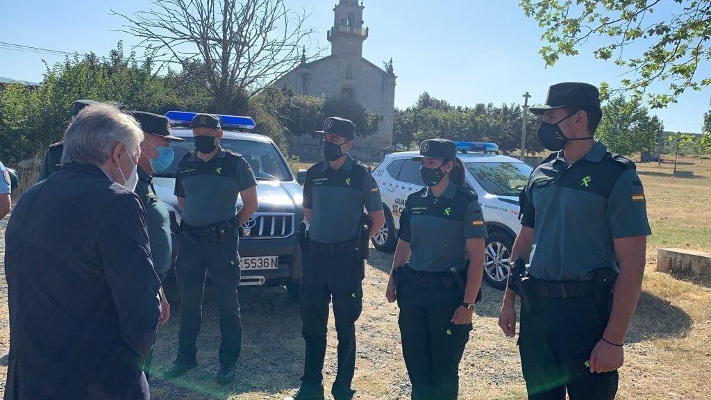 Os tres axentes en prácticas no Cuartel da Garda Civil de Verín. | FOTO: M. D.
