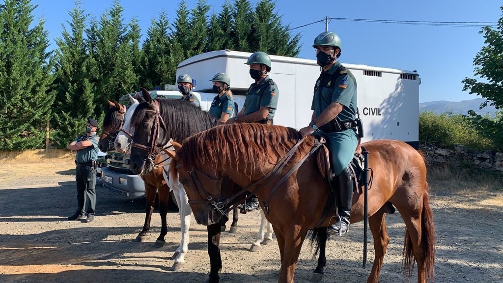 Catro axentes do Escuadrón de Cabalería da Garda Civil, que reforzan a protección na tempada estival na provincia. | FOTO: M. D.