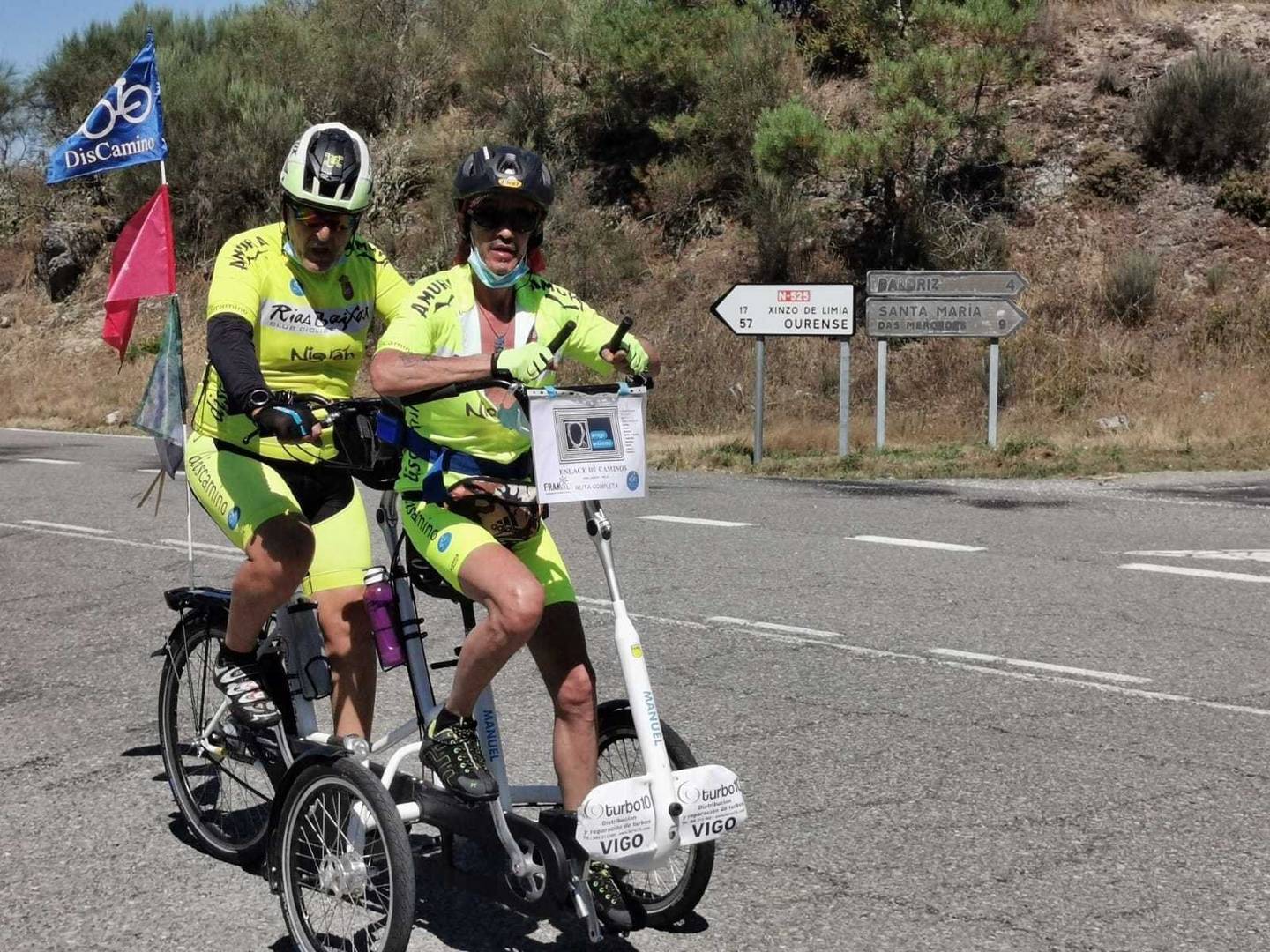 Participantes en DisCamino, ao seu paso polo alto das Estibadas. | FOTO: Xosé Lois Colmenero