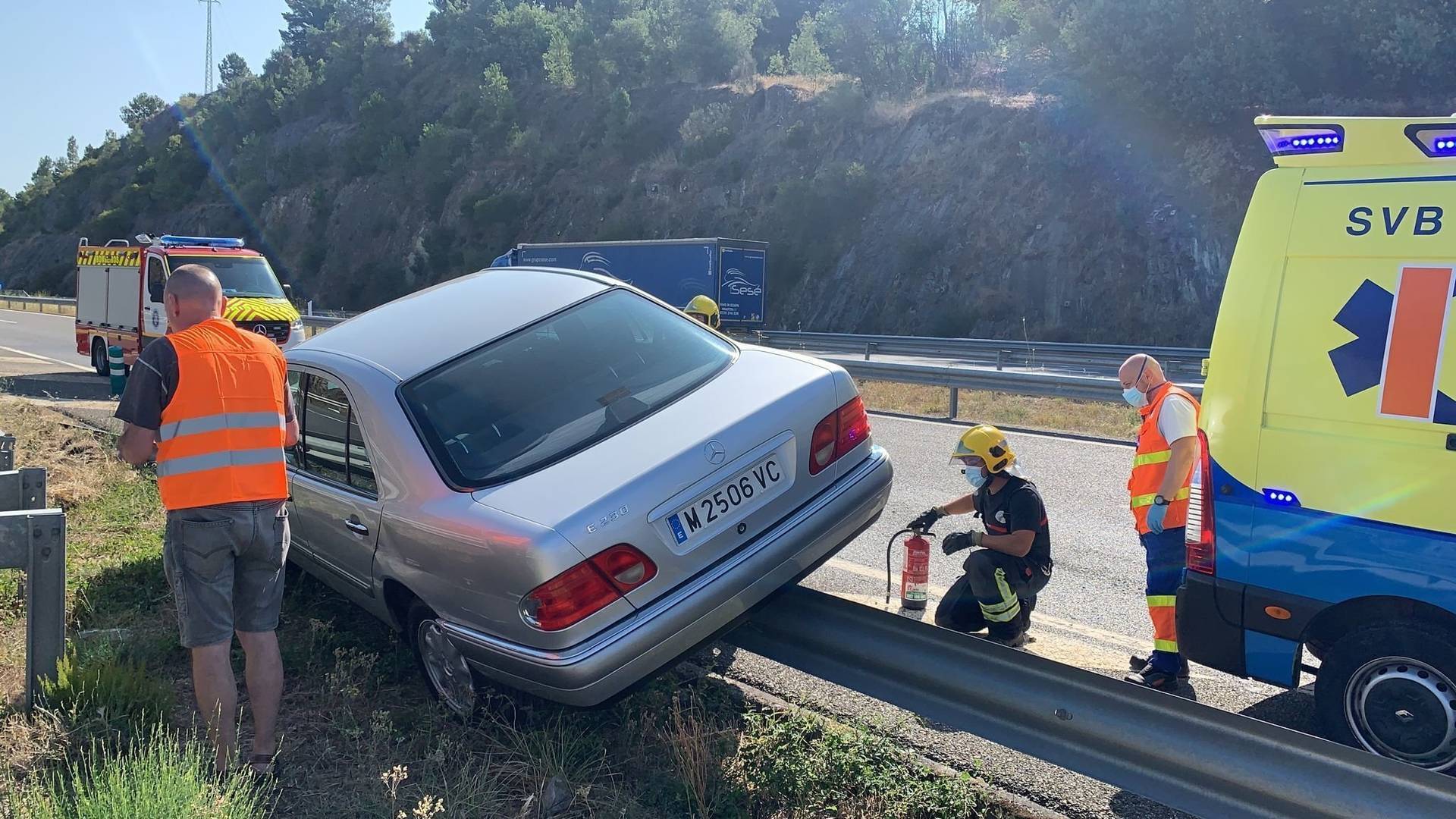 Accidente en la salida 159 de la A - 52, en Queizás (Verín). | FOTO: M. D.
