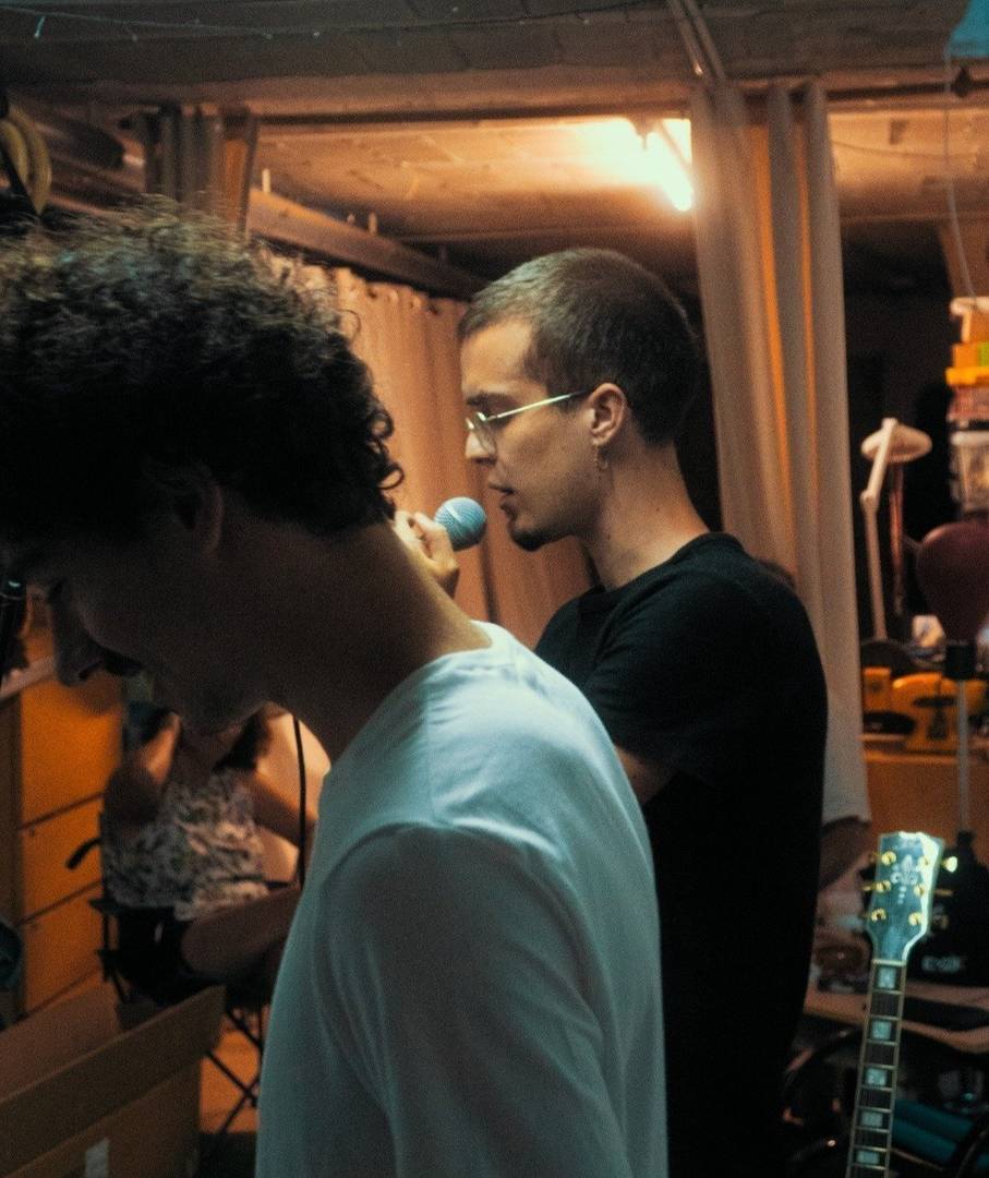 Fer e Berto, do dúo musical Verto, no estudo de gravación.