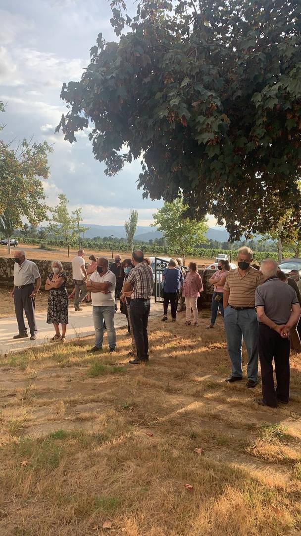 Feligreses en el santuario de Os Remedios, en Verín.