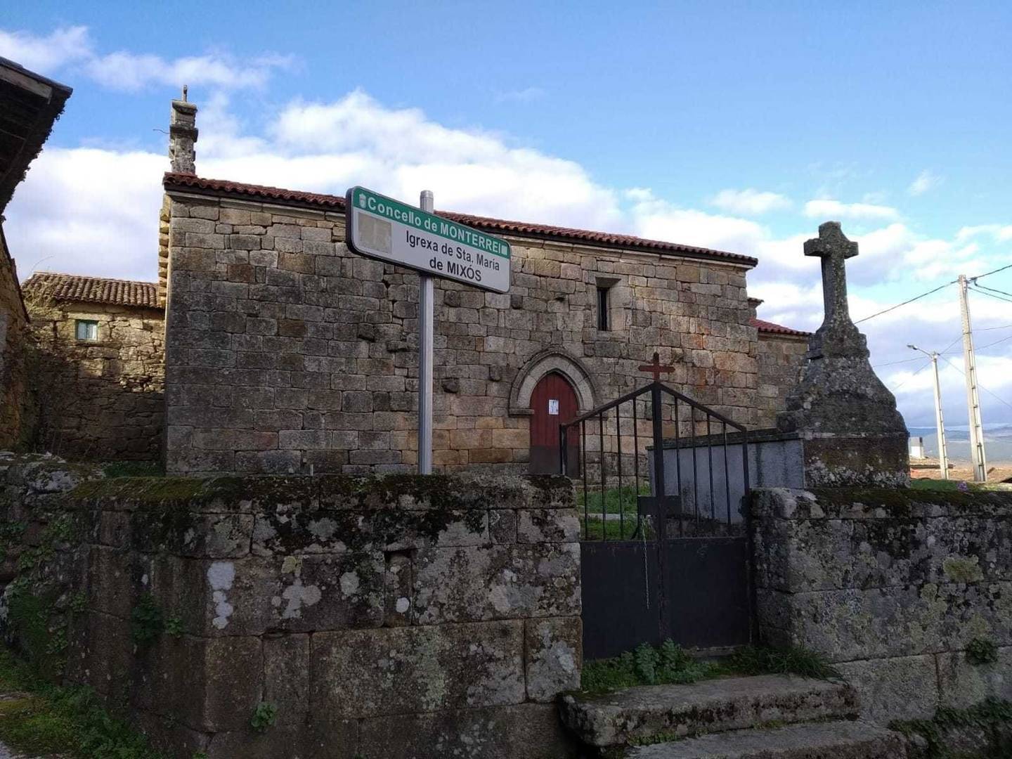 Igrexa de Santa María de Mixós.