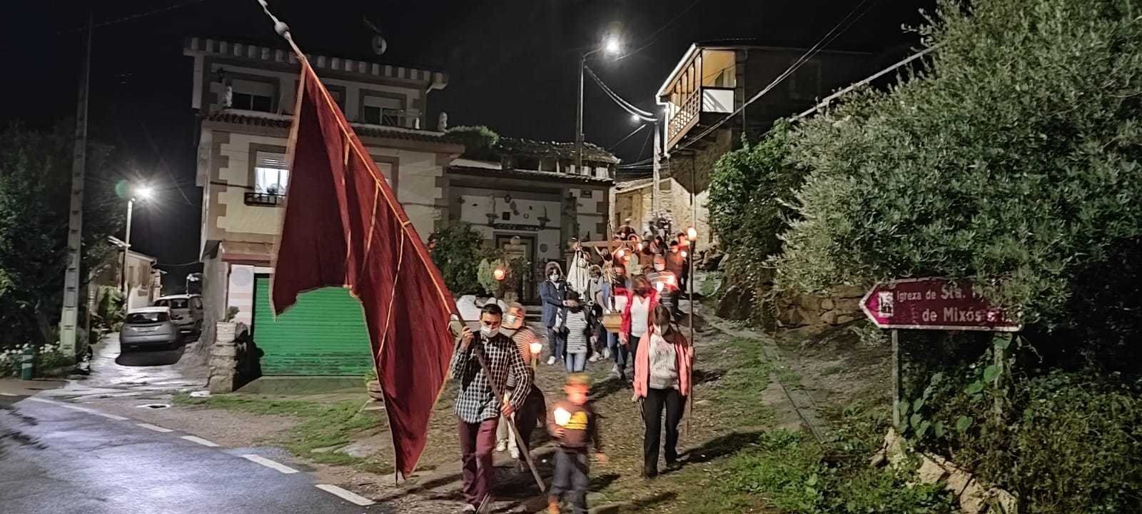 A procesión das candeas deste martes en Mixós. | FOTO: Xosé Lois Colmenero
