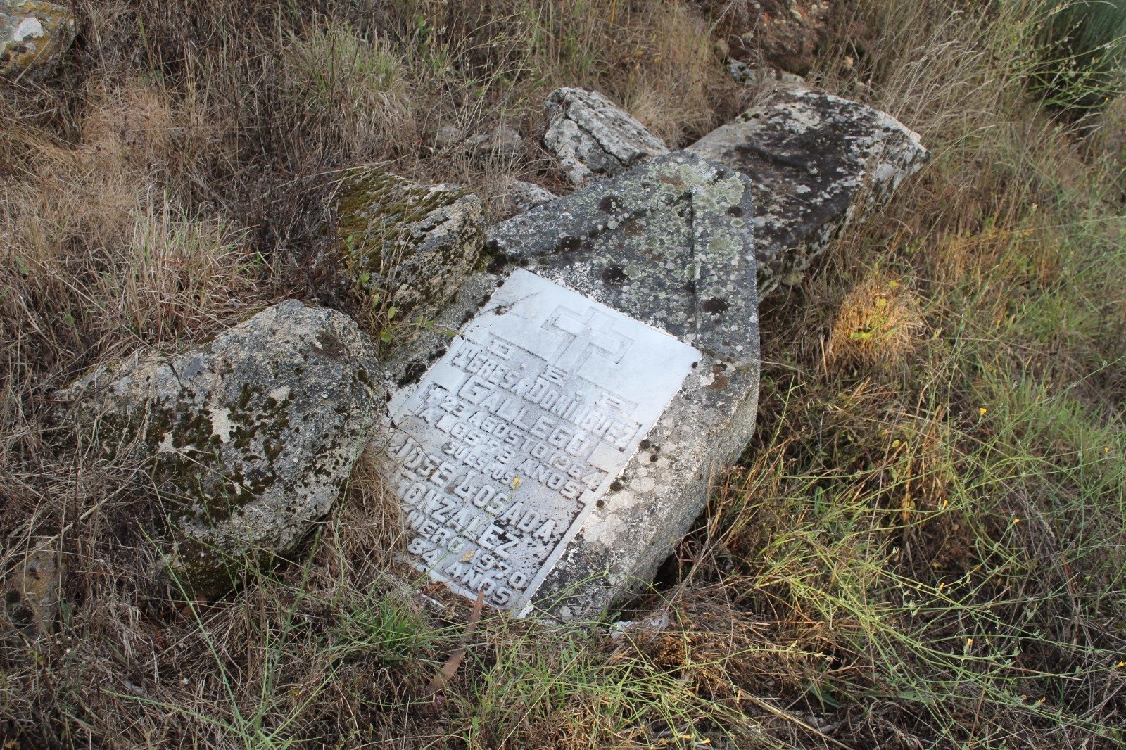 Unha das lápidas, esquecida a carón da igrexa. | FOTO: Xosé Lois Colmenero.