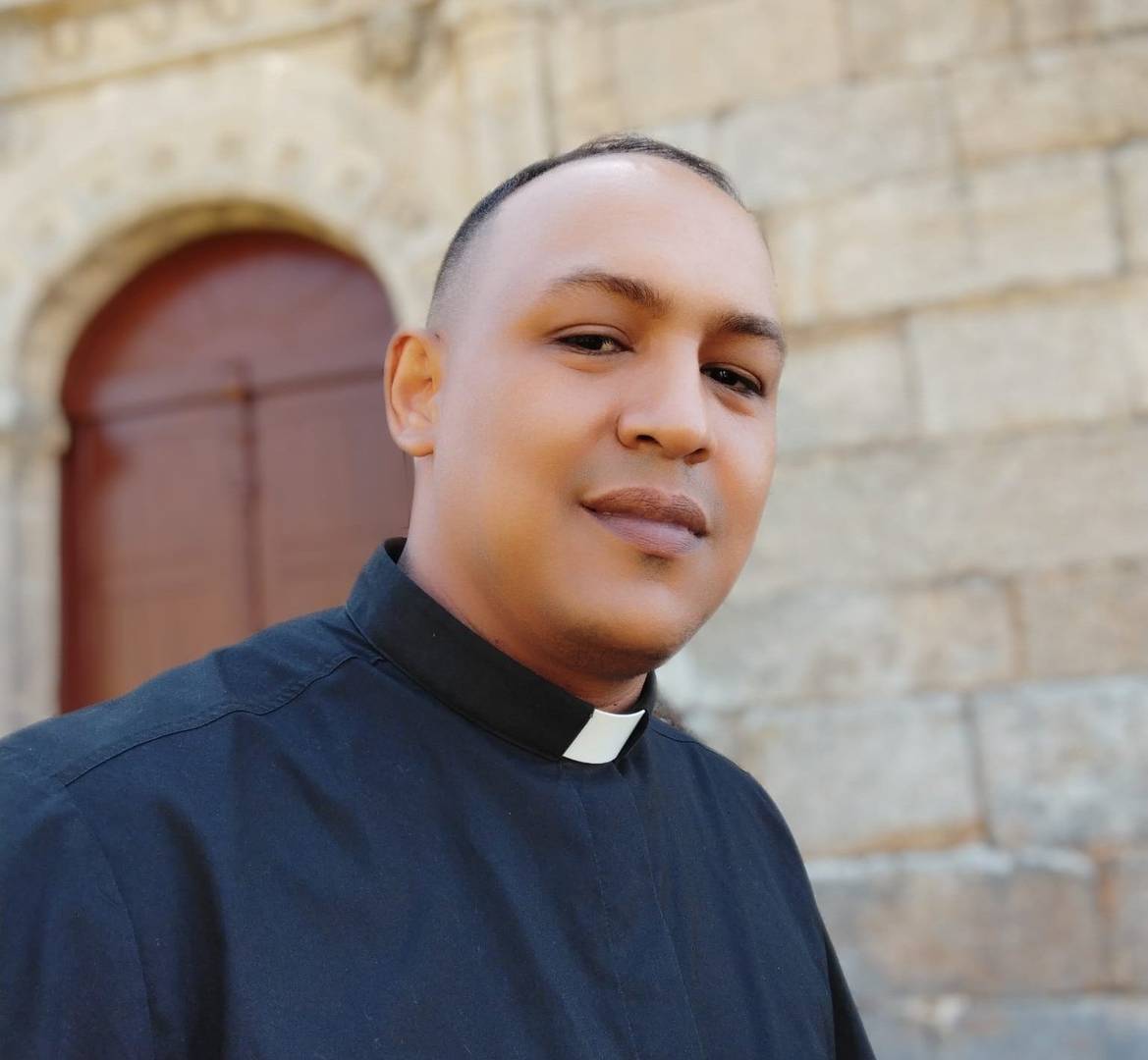 Don Omar Bello, novo sacerdote en sete parroquias da comarca.