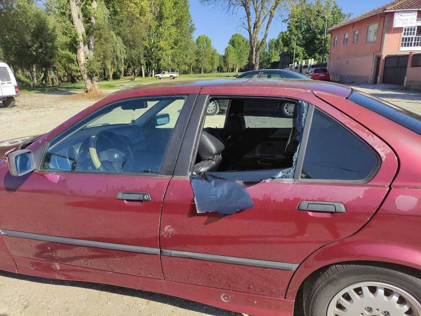 Automóvil con una ventanilla rota en Verín, en el parque de A Preguiza. | FOTO: M. C.
