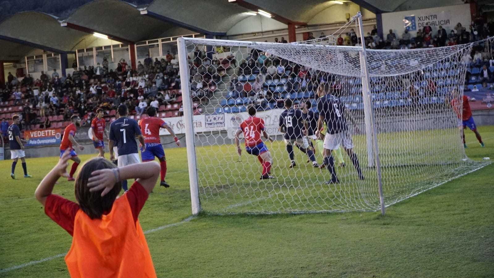 Derbi de la Unión Deportiva Ourense y Verín Club de Fútbol. | FOTO: Iván Iglesias.