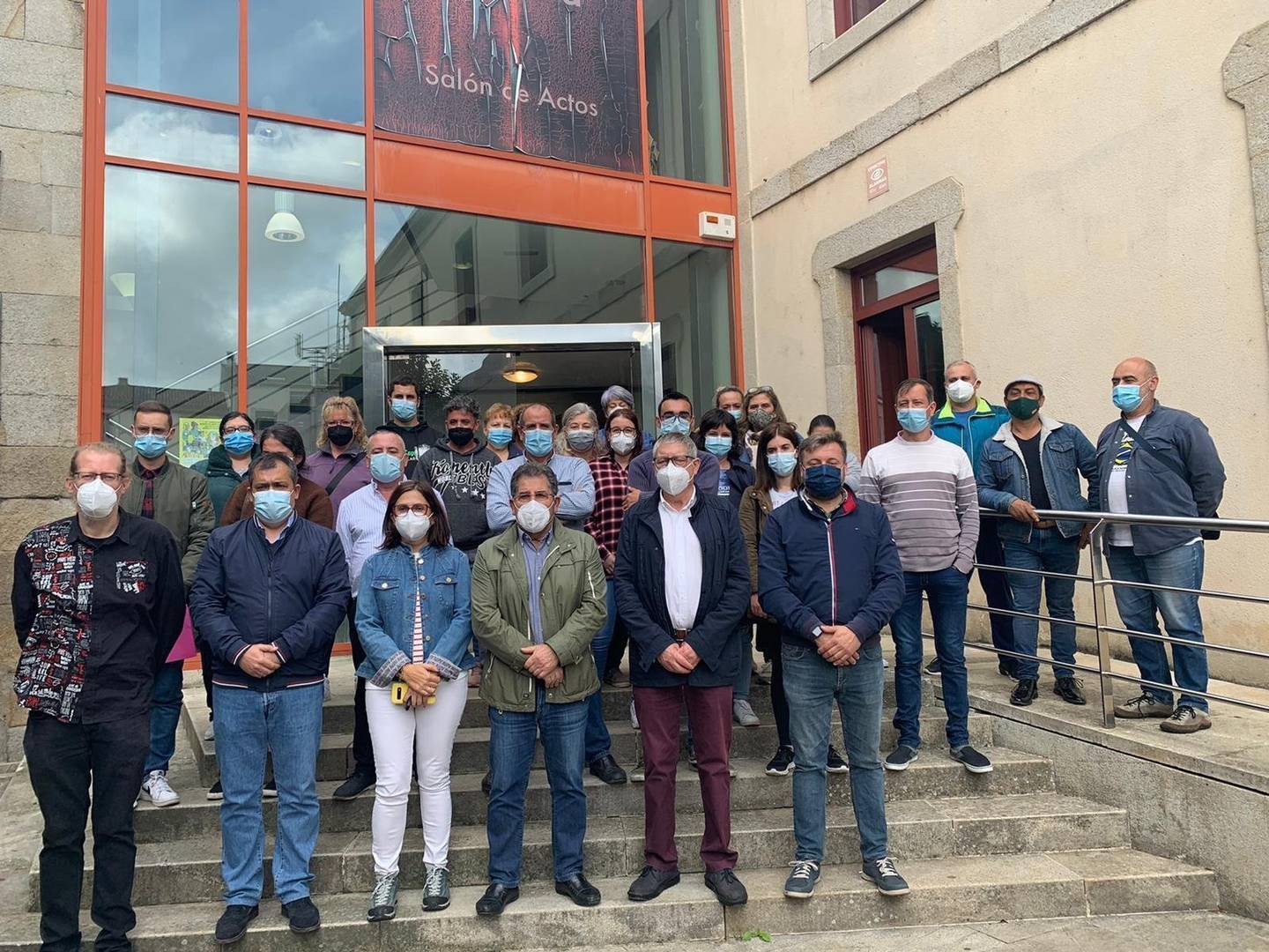 Los alumnos con los alcaldes de los municipios participantes y el equipo docente, administrativo y directivo.