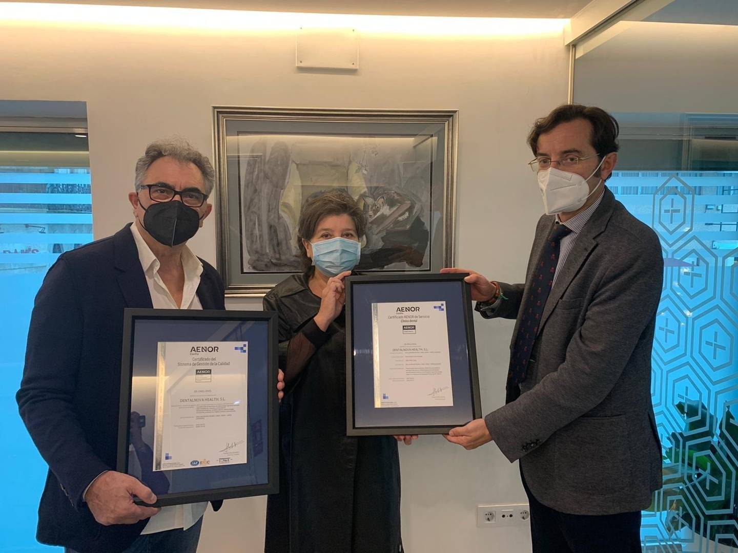 Antonio Justo y María Jesús Villar, gerentes de Dentalnova, recogen los certificados de calidad de la mano de José Coello, de AENOR. | FOTO: M. D.