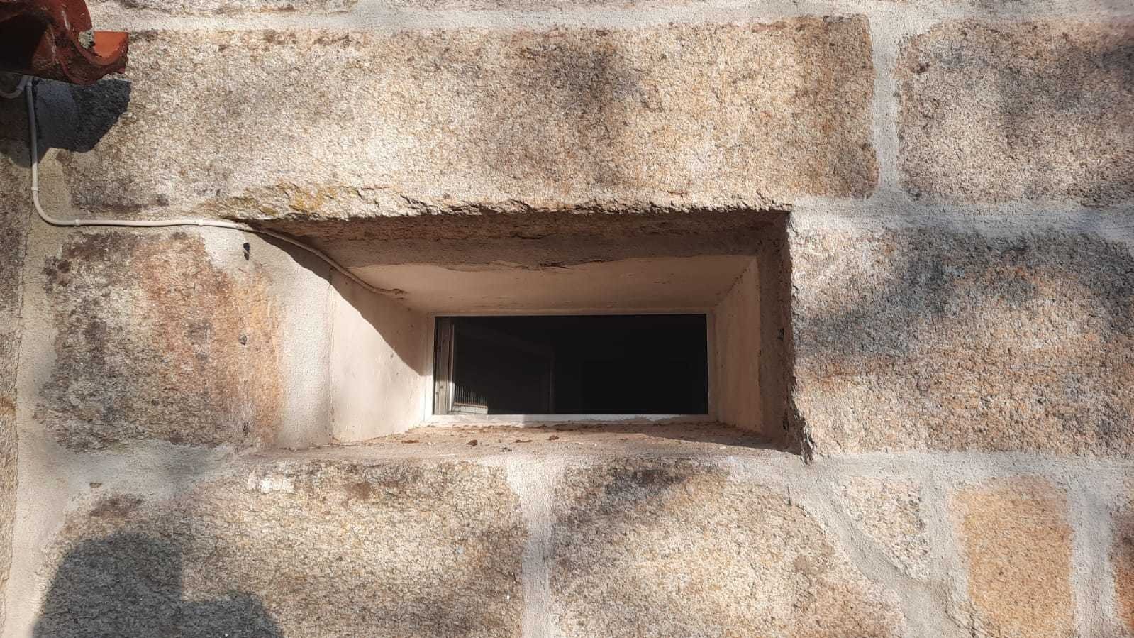 Ventana del Santuario de Os Remedios por la que accedieron los ladrones.