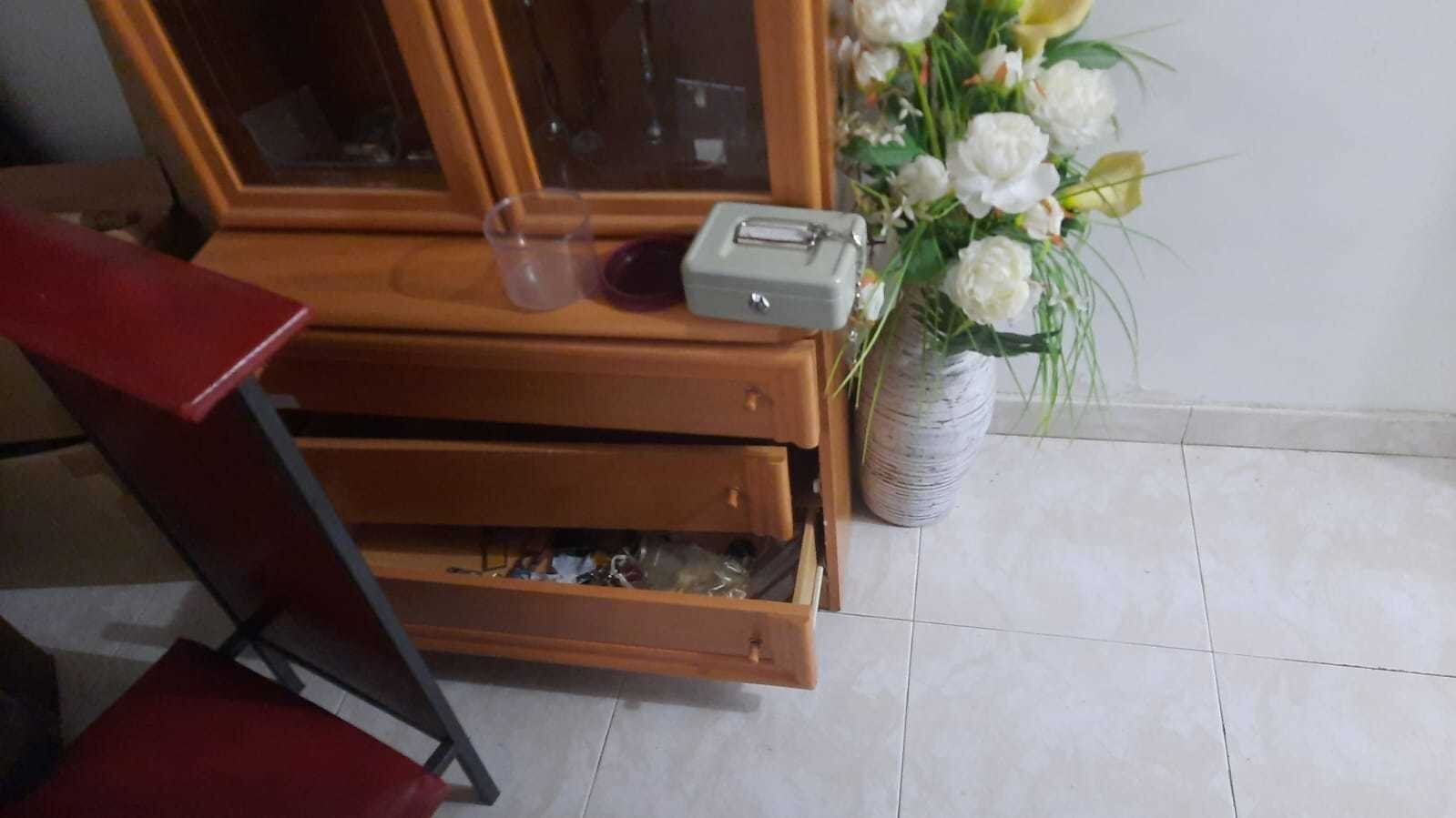 Interior del almacén del Santuario de Os Remedios al que lograron acceder los ladrones.