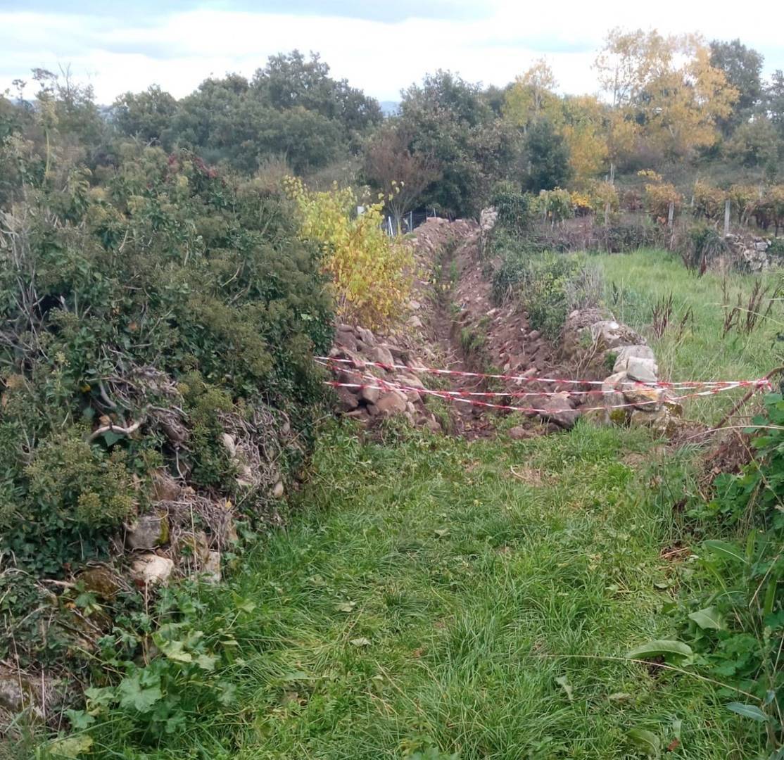 Zanja abierta por operarios del Concello de Monterrei, en Medeiros.