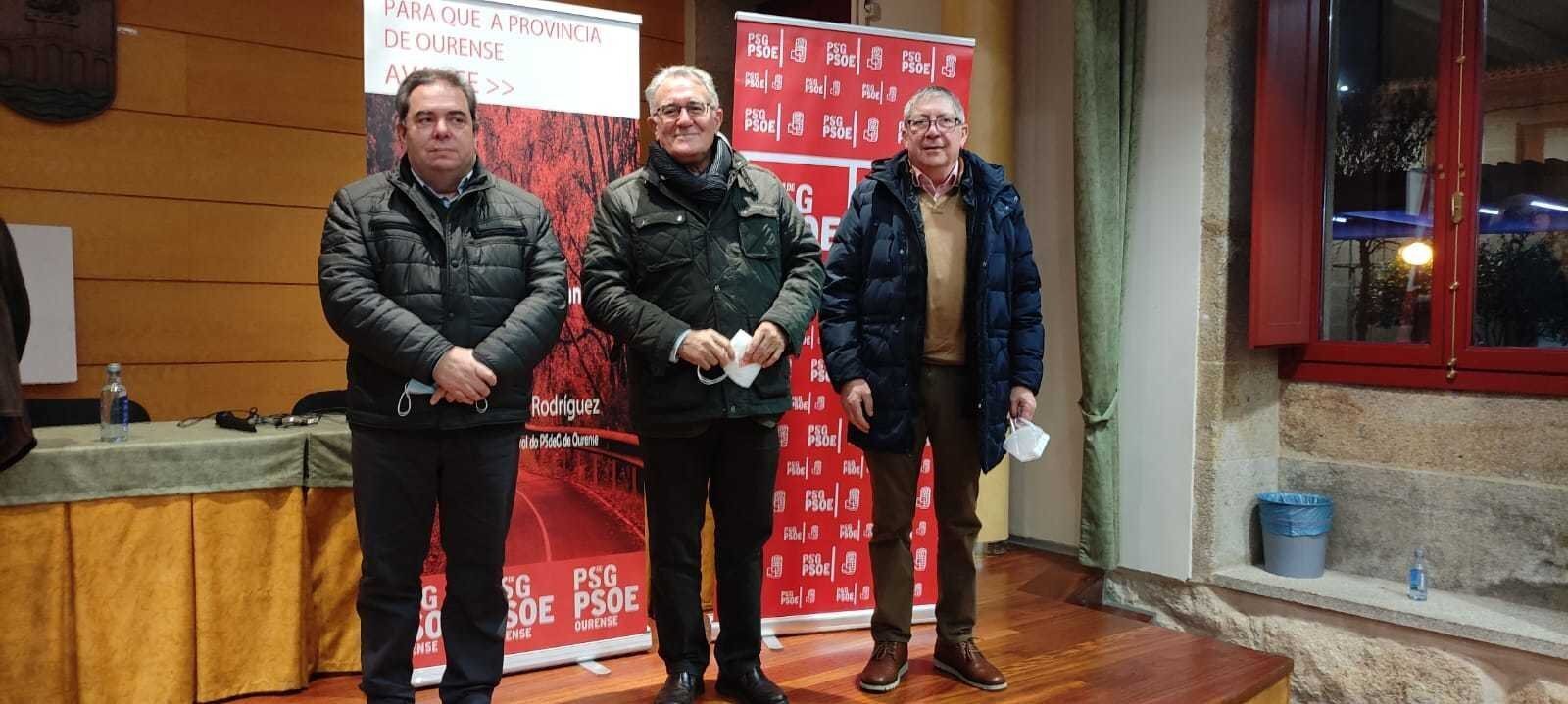 Gerardo Seoane, Alfredo García  -centro- y Vicente Gómez, en el acto de campaña del alcalde barquense en Verín.
