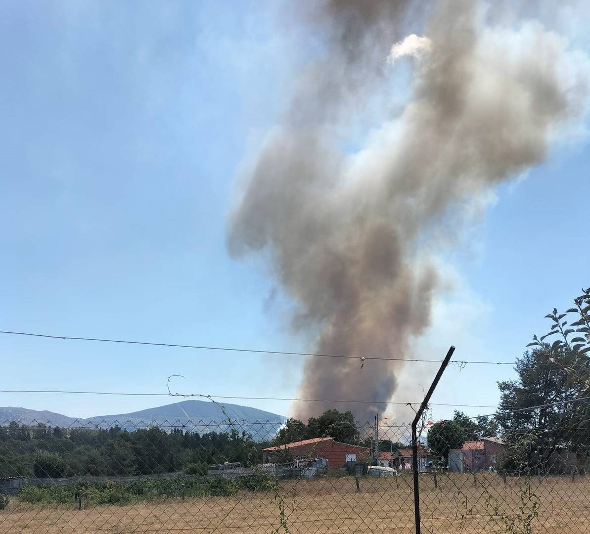 Columna de humo que puede apreciarse desde el barrio de A Rasela.