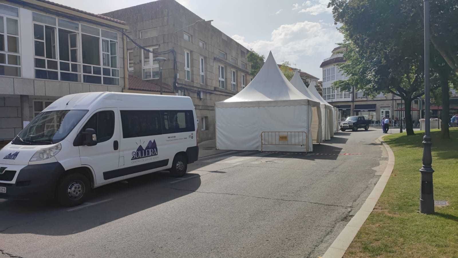 Carpas instaladas delante del centro de día de Verín, que lo ocultan por completo. | FOTO: Xosé Lois Colmenero.