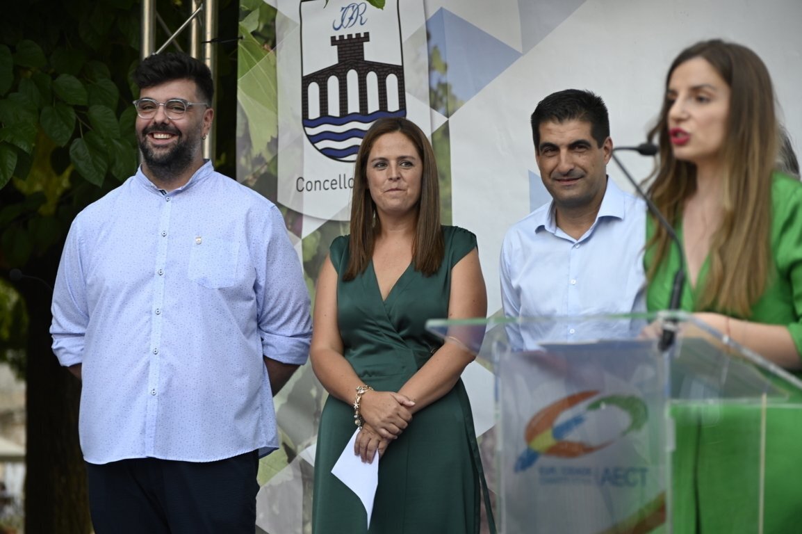 Lara Da Silva presenta á pregoeira desta edición, Paula Vázquez Rocha. | FOTO: Noelia Caseiro.