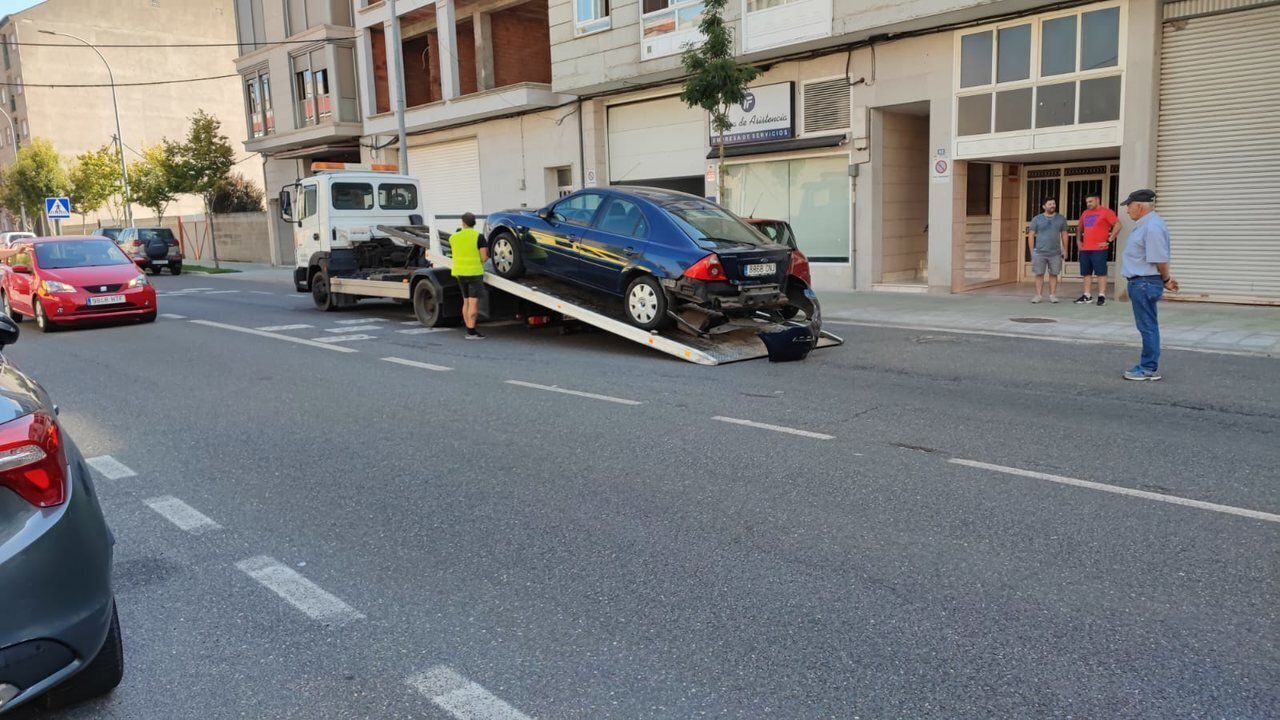 El coche que estaba estacionado fue retirado con un golpe en la parte trasera. | FOTO: Xosé Lois Colmenero.