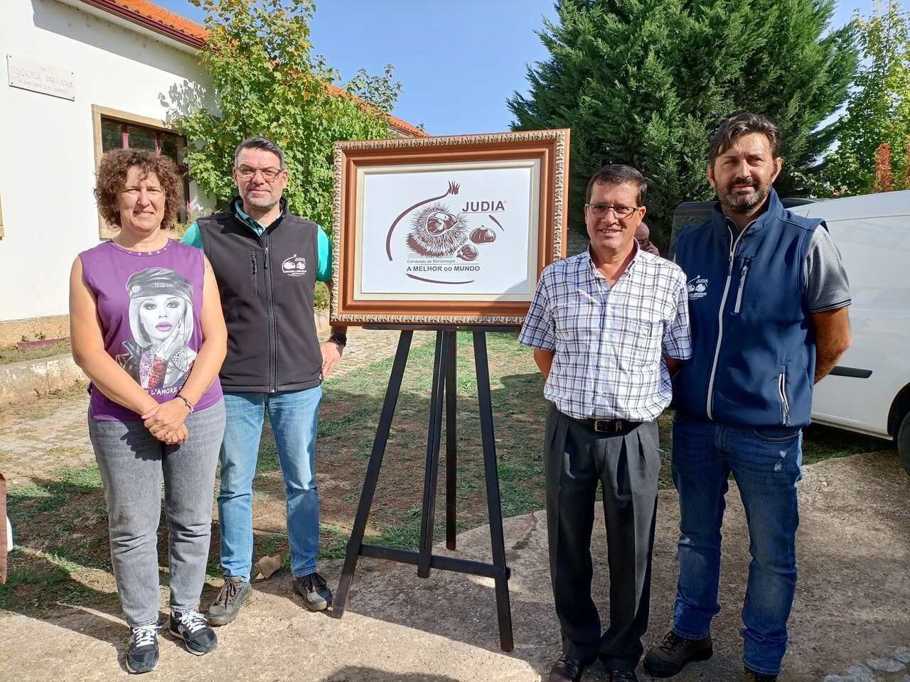 Eva Barrio posa con membros da Associação Agrifuturo de Valpaços.