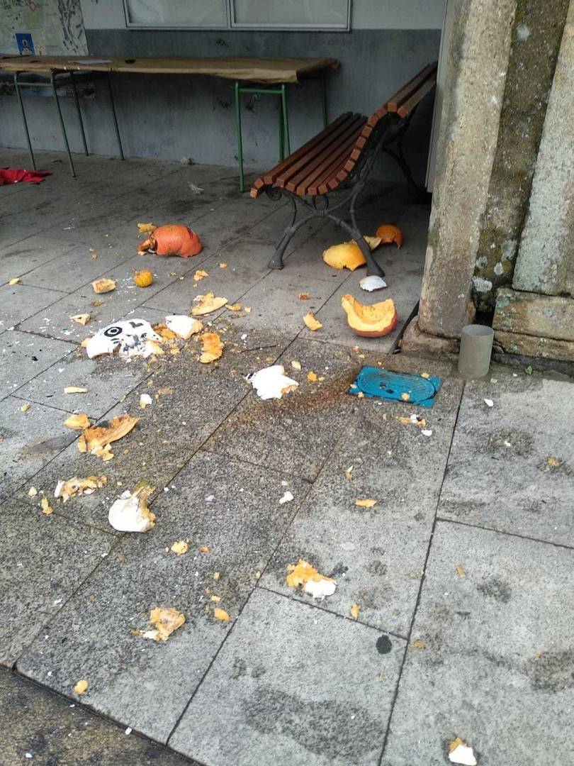 Restos de las calabazas rotas por los vándalos.
