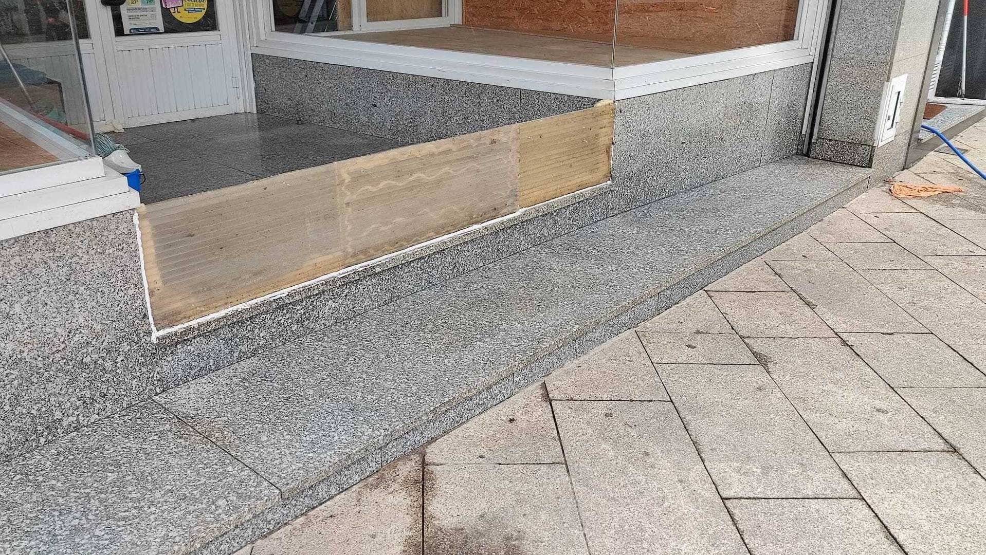 Tabiques de quita y pon, sellados en sus extremos, para proteger los establecimientos de la calle Mayor. | FOTO: Xosé Lois Colmenero.