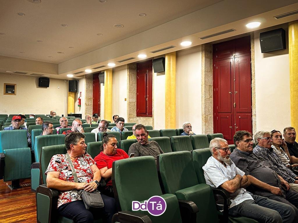 Solo una treintena de socios, de los más de 500, acudió a la reunión de este miércoles. | FOTO: Anabel García Simón.