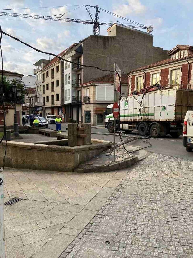 El camión se llevó consigo los cables y un poste eléctrico.