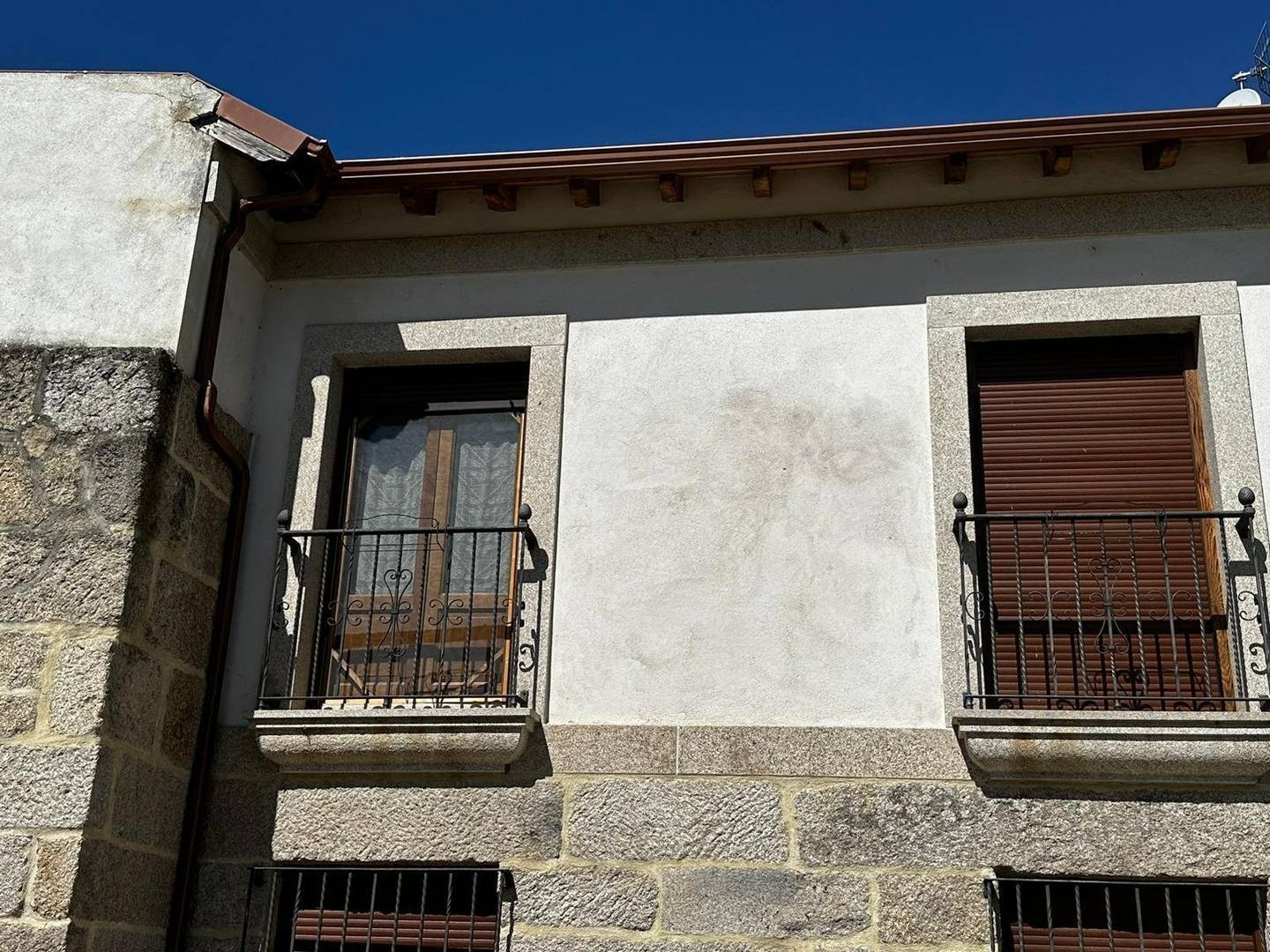 En la vivienda de Alain, en Cabreiroá, todavía pueden apreciarse los restos de las pintadas. | FOTO: Anabel G. Simón.
