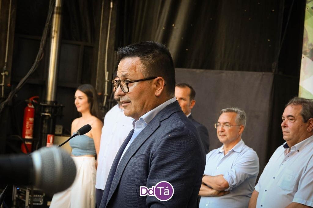 José González, conselleiro de Medio Rural, tras el aplauso que pidió para él al público Gerardo Seoane. | FOTO: Anabel G. Simón.