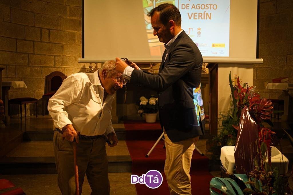 Jonatás Gago coloca la medalla del nuevo cofrade "Lucho". | FOTO: Anabel G. Simón.