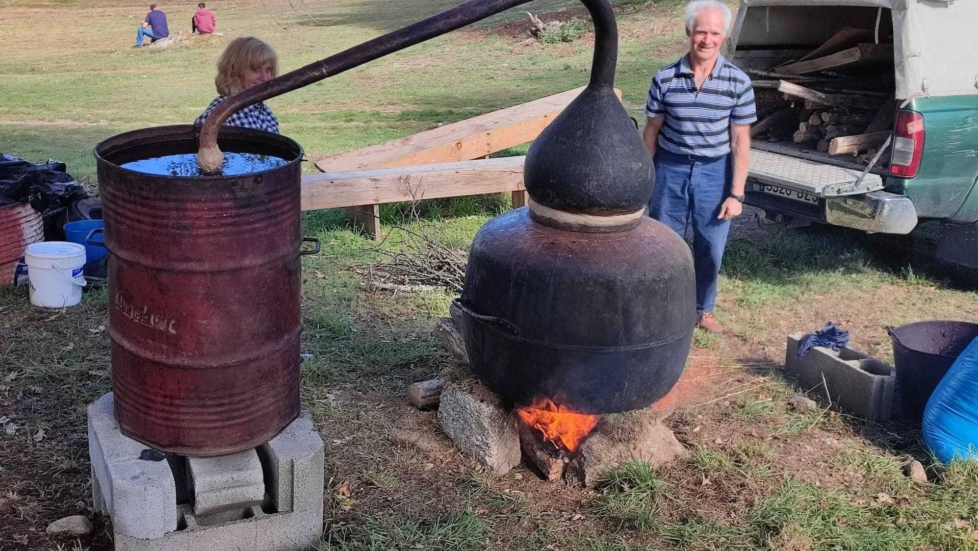 El programa incluye la elaboración de aguardiente por el método tradicional. | FOTO: Xosé Lois Colmenero.