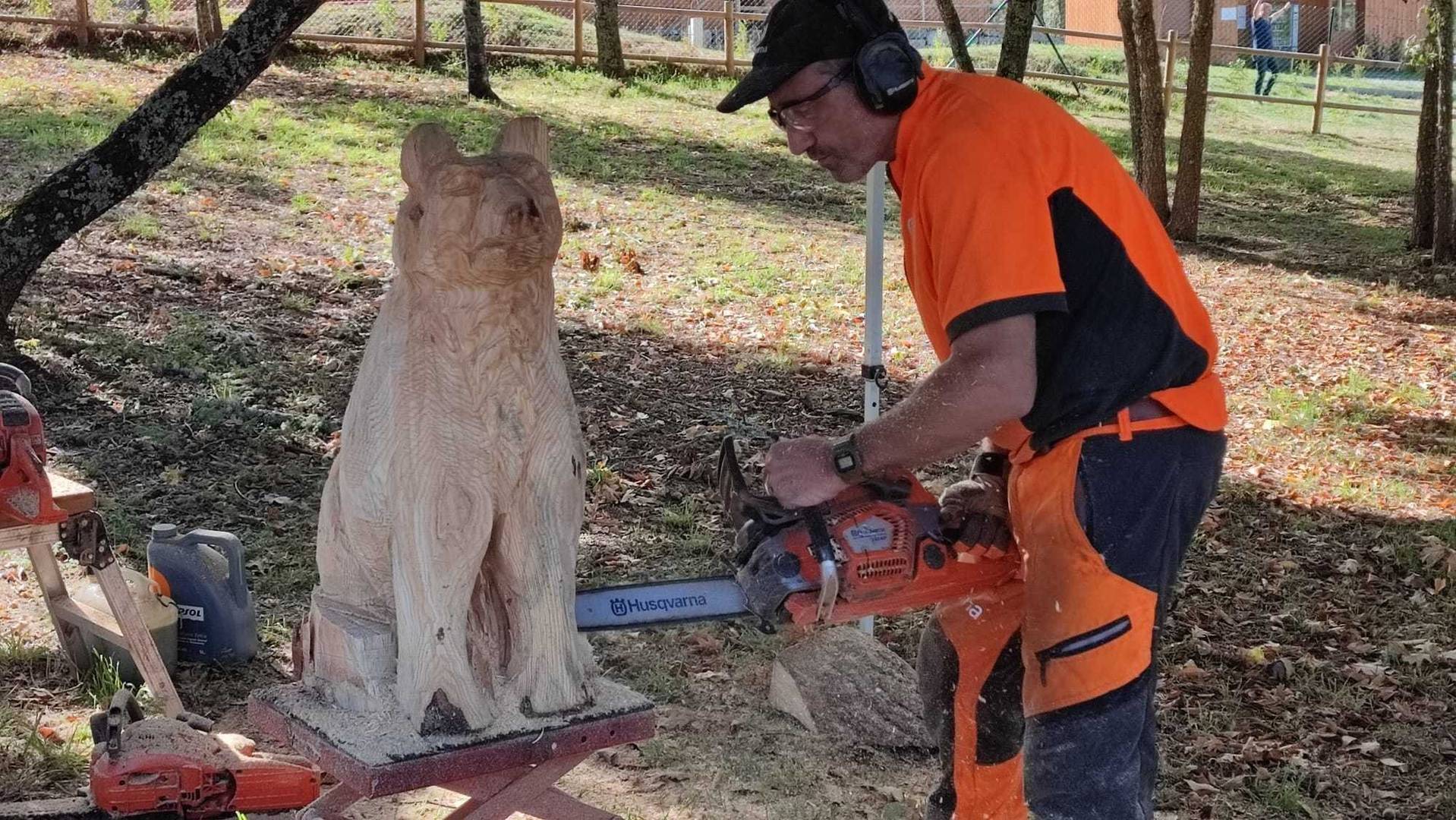 Otro de los atractivos, el tallado de la madera con motosierras. | FOTO: Xosé Lois Colmenero.