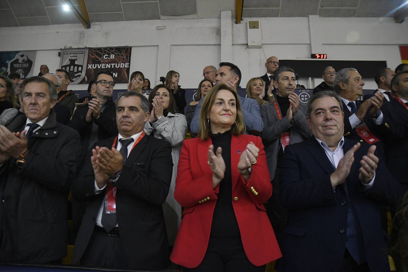 La conselleira de Promoción do Emprego, Elena Rivo, acompañada por el alcalde de Verín, Gerardo Seoane -a su derecha-, en el palco de autoridades.