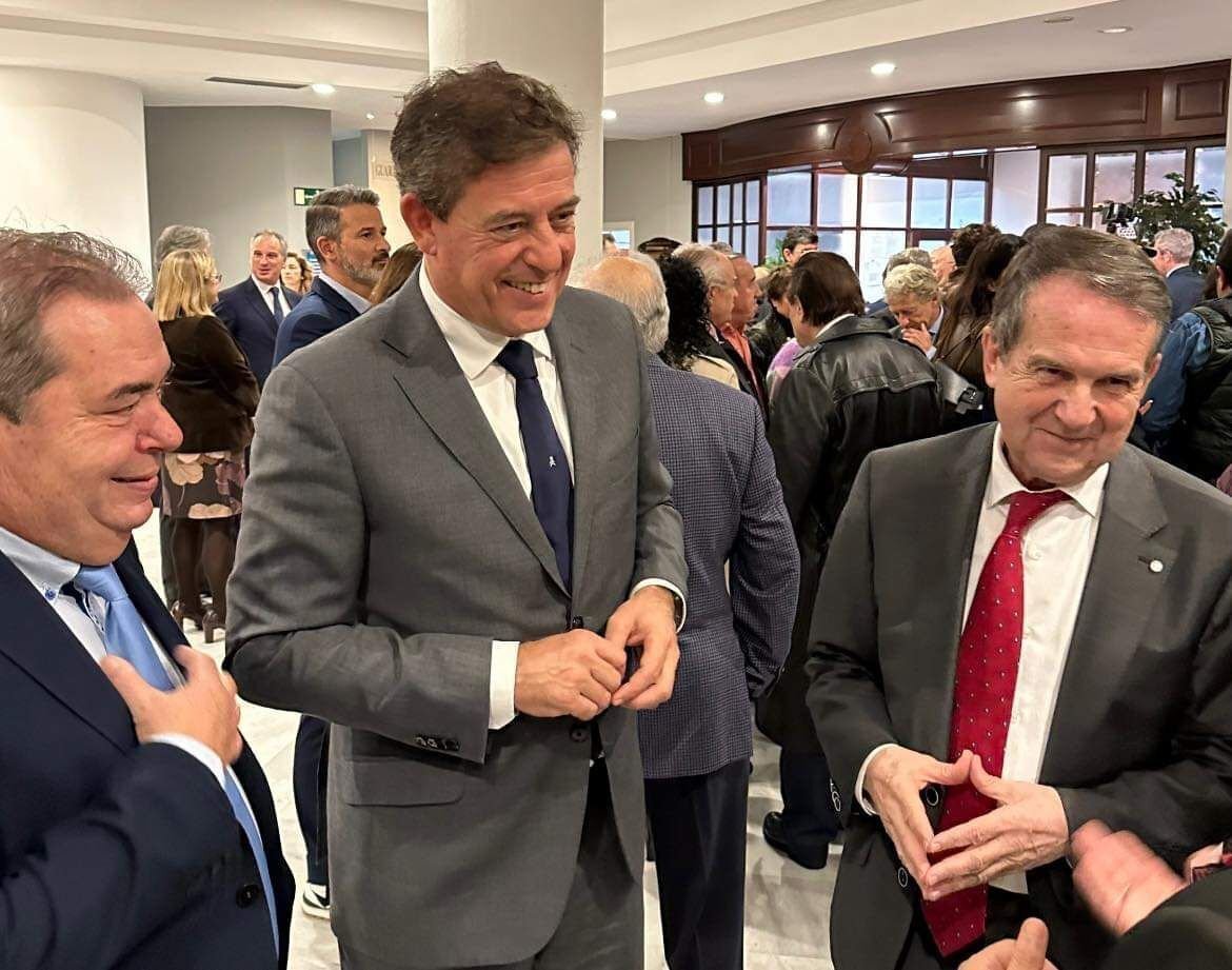 Gerardo Seoane, alcalde de Verín, con José Manuel Besteiro -candidato del PSdeG a la Xunta de Galicia- y Abel Caballero.