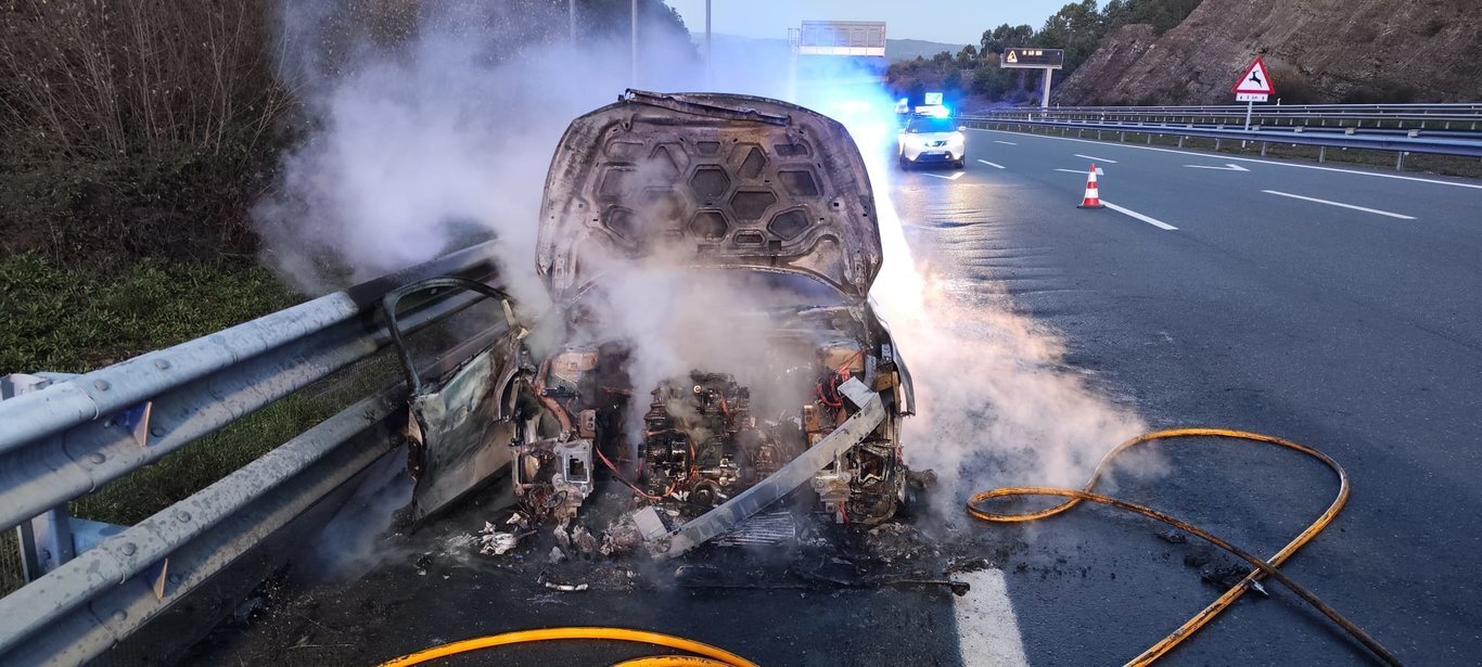 accidente A52 Riós incendio coche 20231123-02