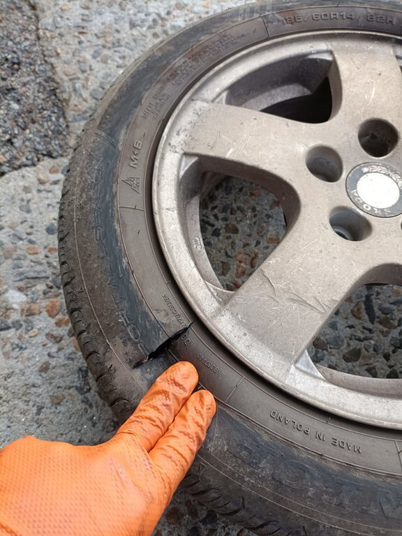 Roda destrozada na OU-1051