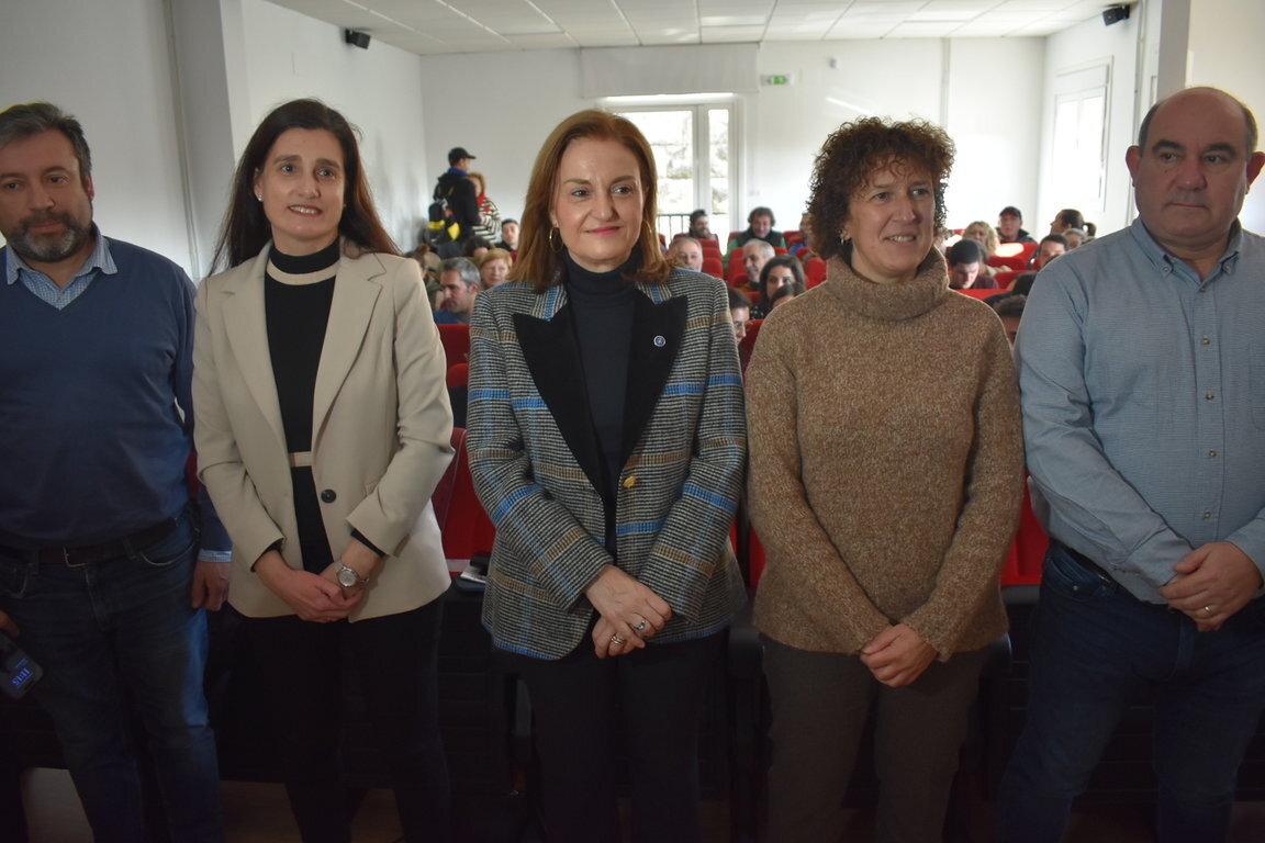 Luciano Rivero -alcalde de Cualedro-, Margarita Ardao, Elena Rivo -conselleira-, Eva Barrio -alcaldesa de Riós- y José Ramón Barreal -alcalde de Laza-.